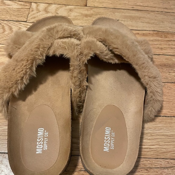 Mossimo Supply Co. Tan Fuzzy Slippers Women’s 8.5 - Picture 2 of 8